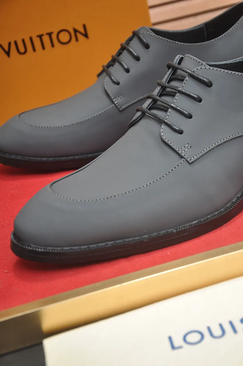 Men's men's shoes 💰500💶 [LV] (original single cowhide lining) 🍀LV's latest genuine leather business suit shoes are launched simultaneously on the official website. The first-layer cowhide imported from Italy is made of heavy gold, 💥official website 1:1 rubber outsole. Versatile to wear, high-end without losing class, and the color combination is extraordinary. This four-season style is alluring when worn on your feet, showing off your big-name flair. Standard code 38-45 (45 customized)
